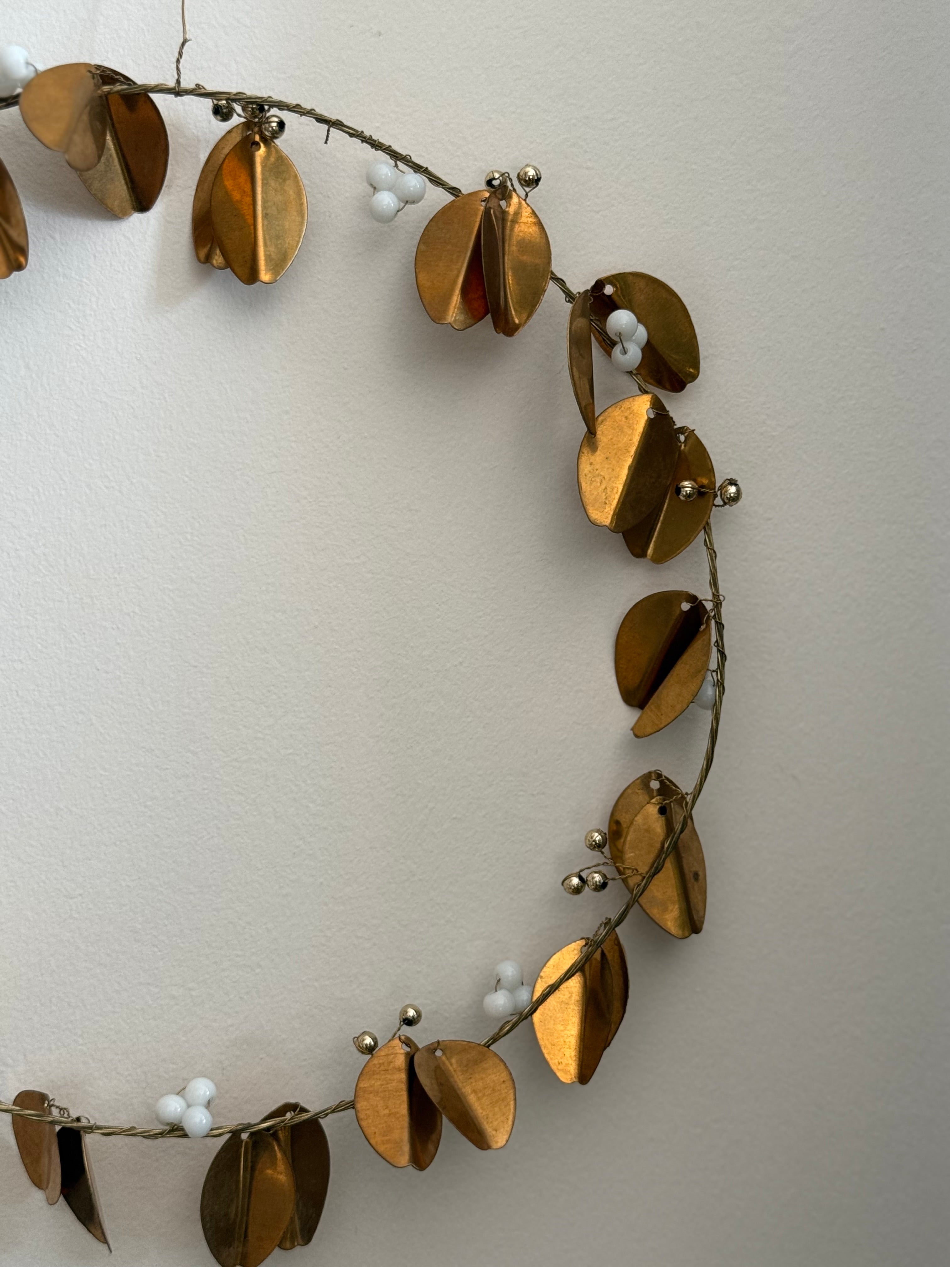 Couronne en laiton doré et perles blanches