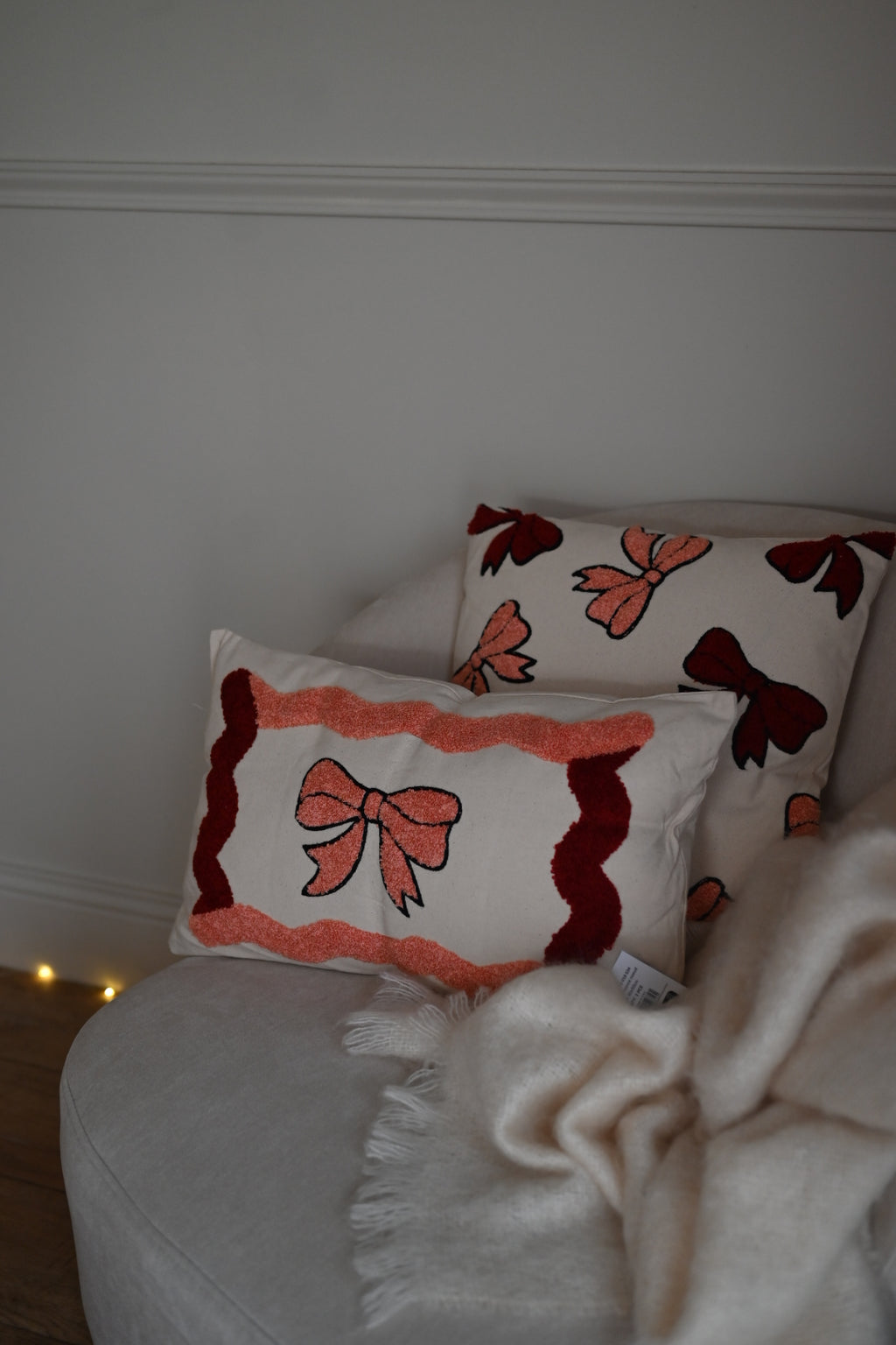 Coussin carré petits noeuds brodés