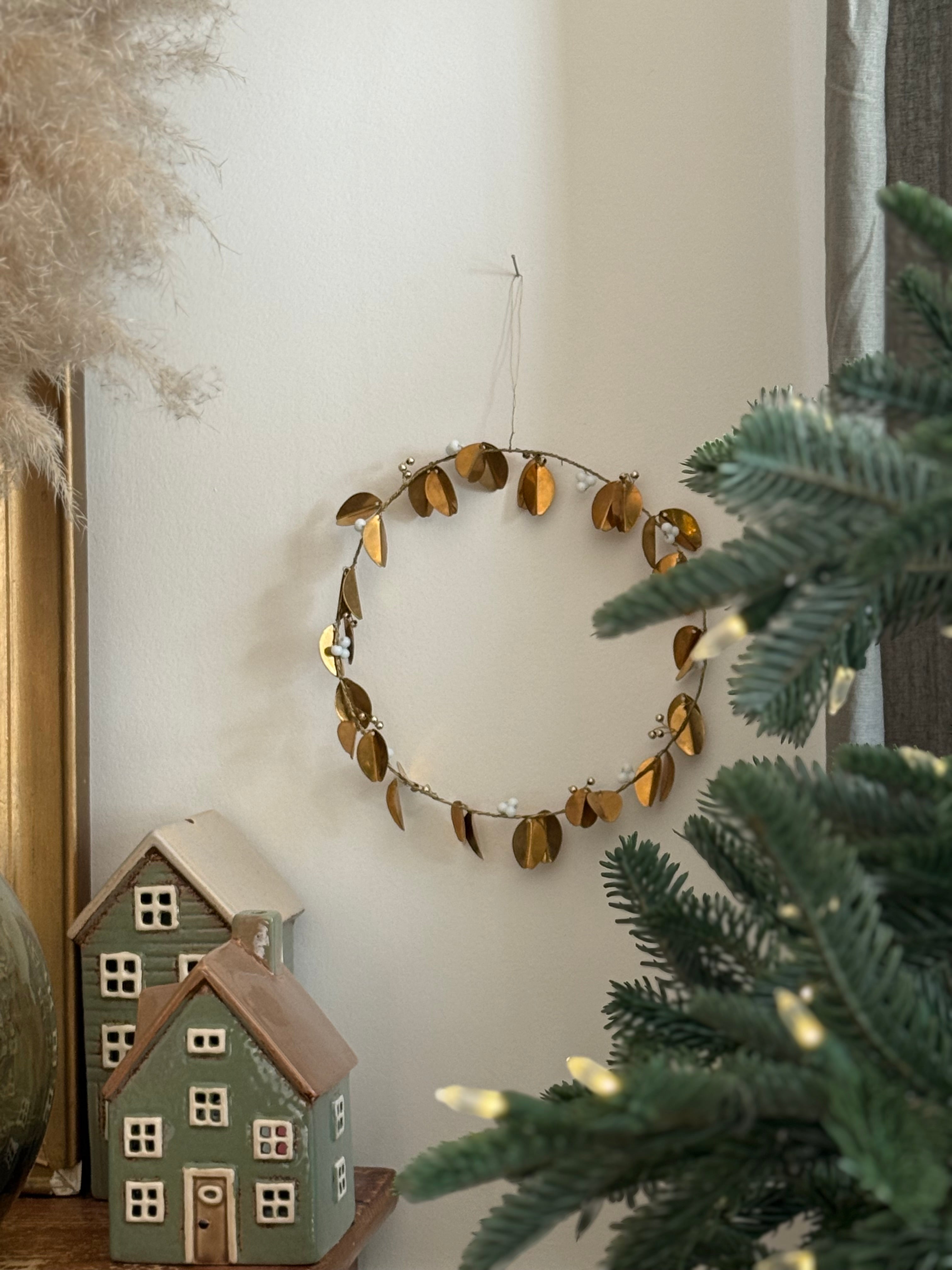 Couronne en laiton doré et perles blanches