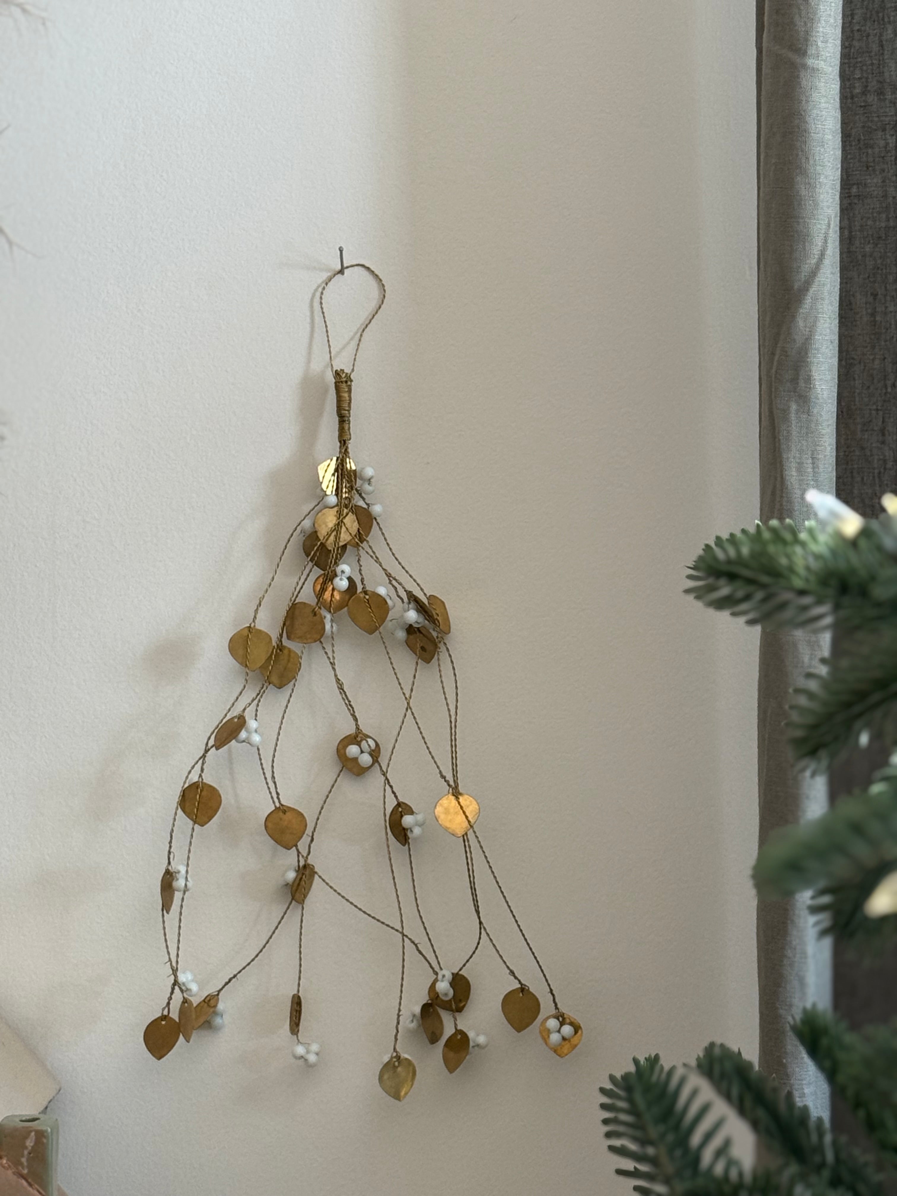 Branche de gui dorée perles blanches