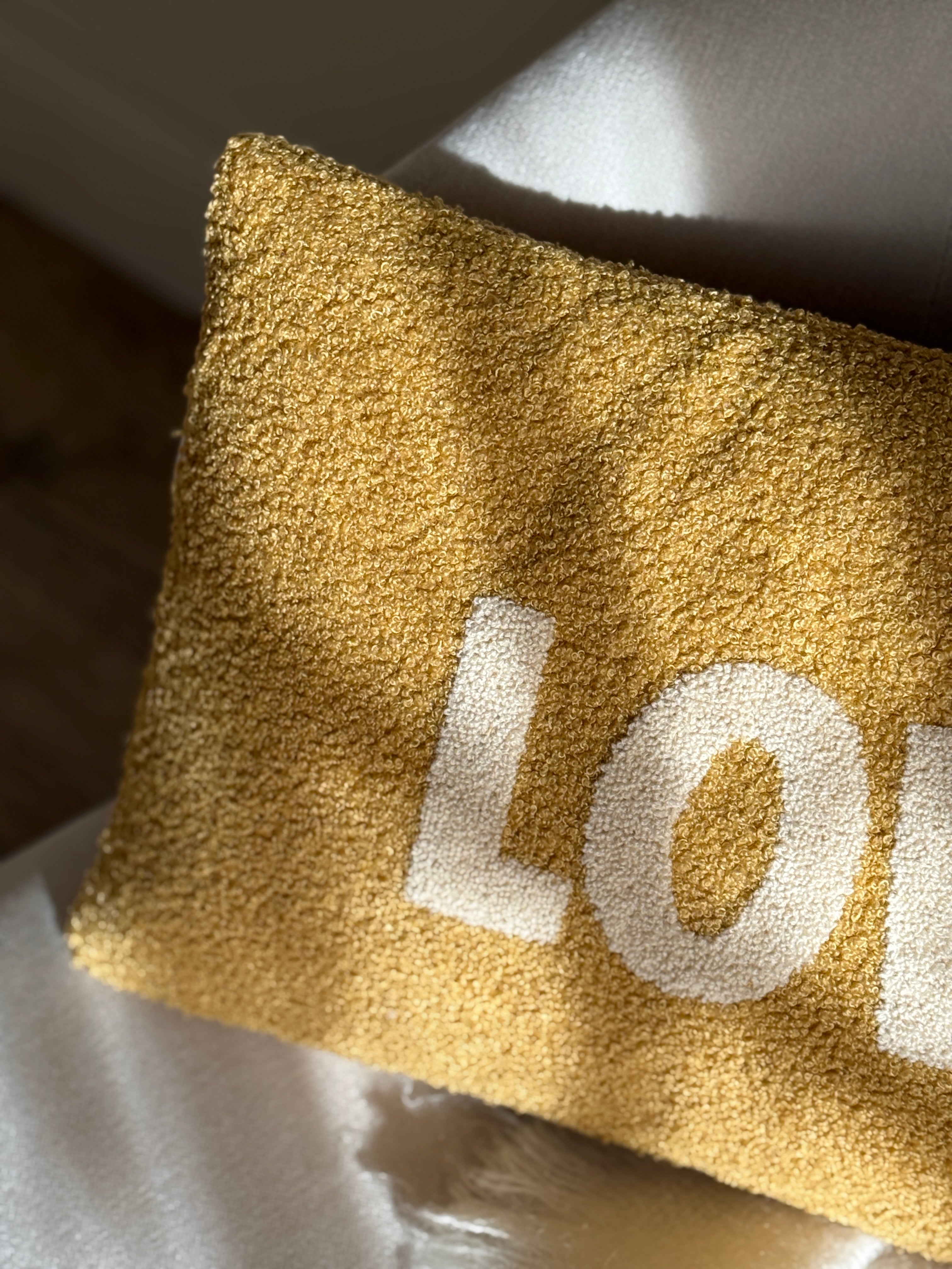 Coussin bouclettes LOVE