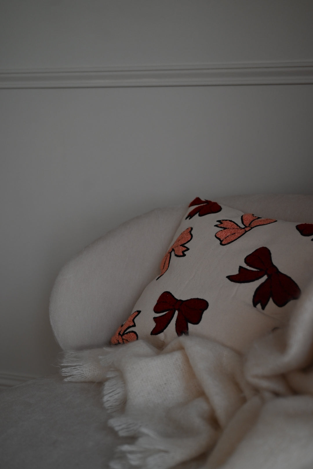 Coussin carré petits noeuds brodés