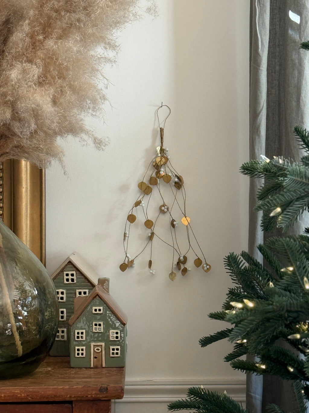 Branche de gui dorée perles blanches