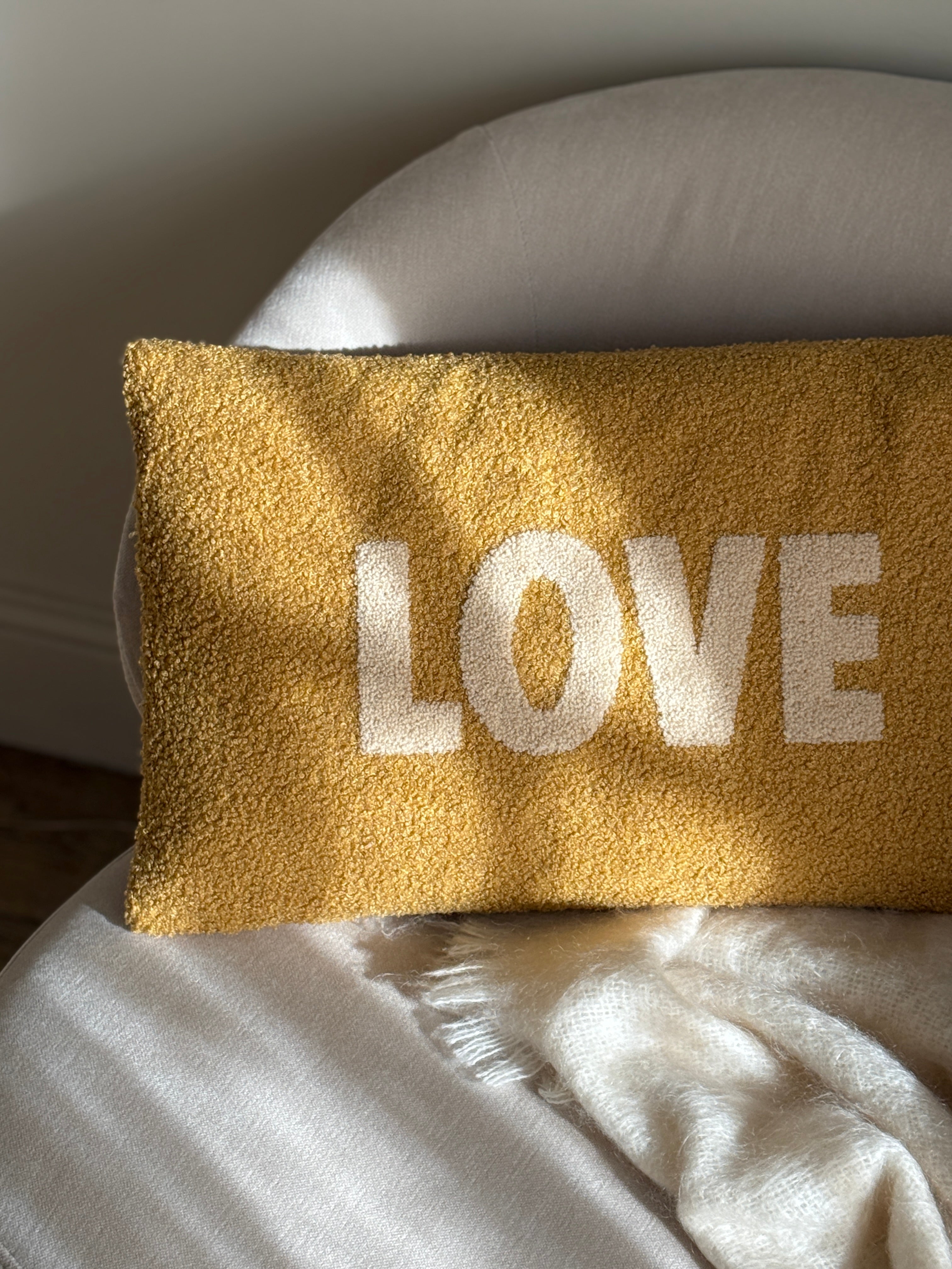 Coussin bouclettes LOVE