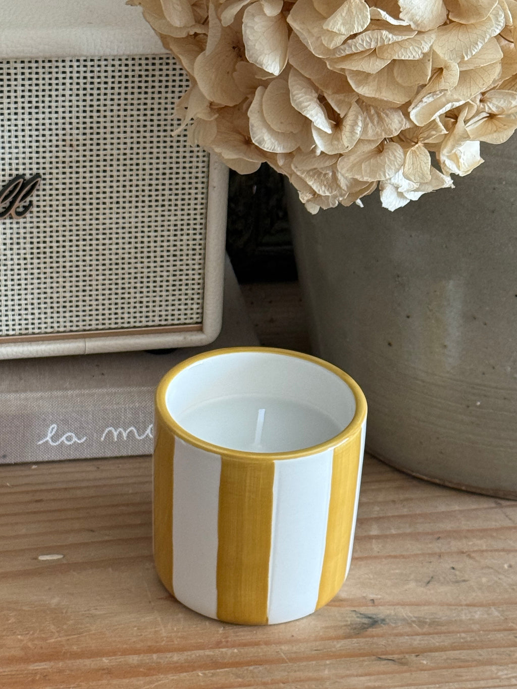 Bougie contenant rayé jaune safran