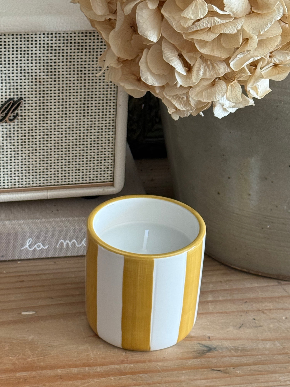 Bougie contenant rayé jaune safran