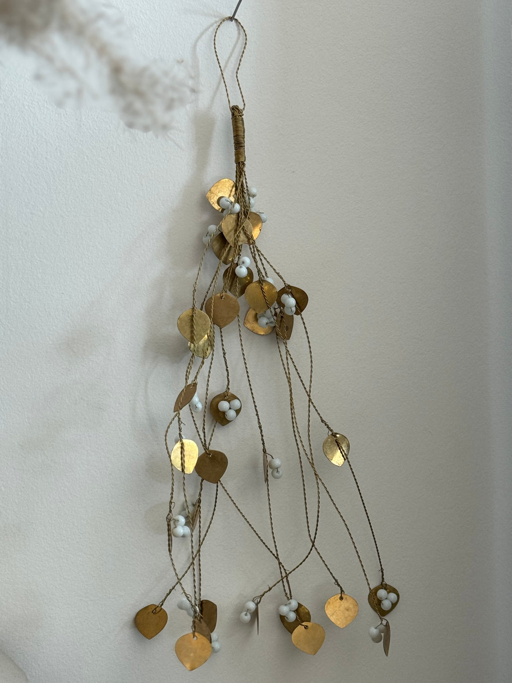 Branche de gui dorée perles blanches