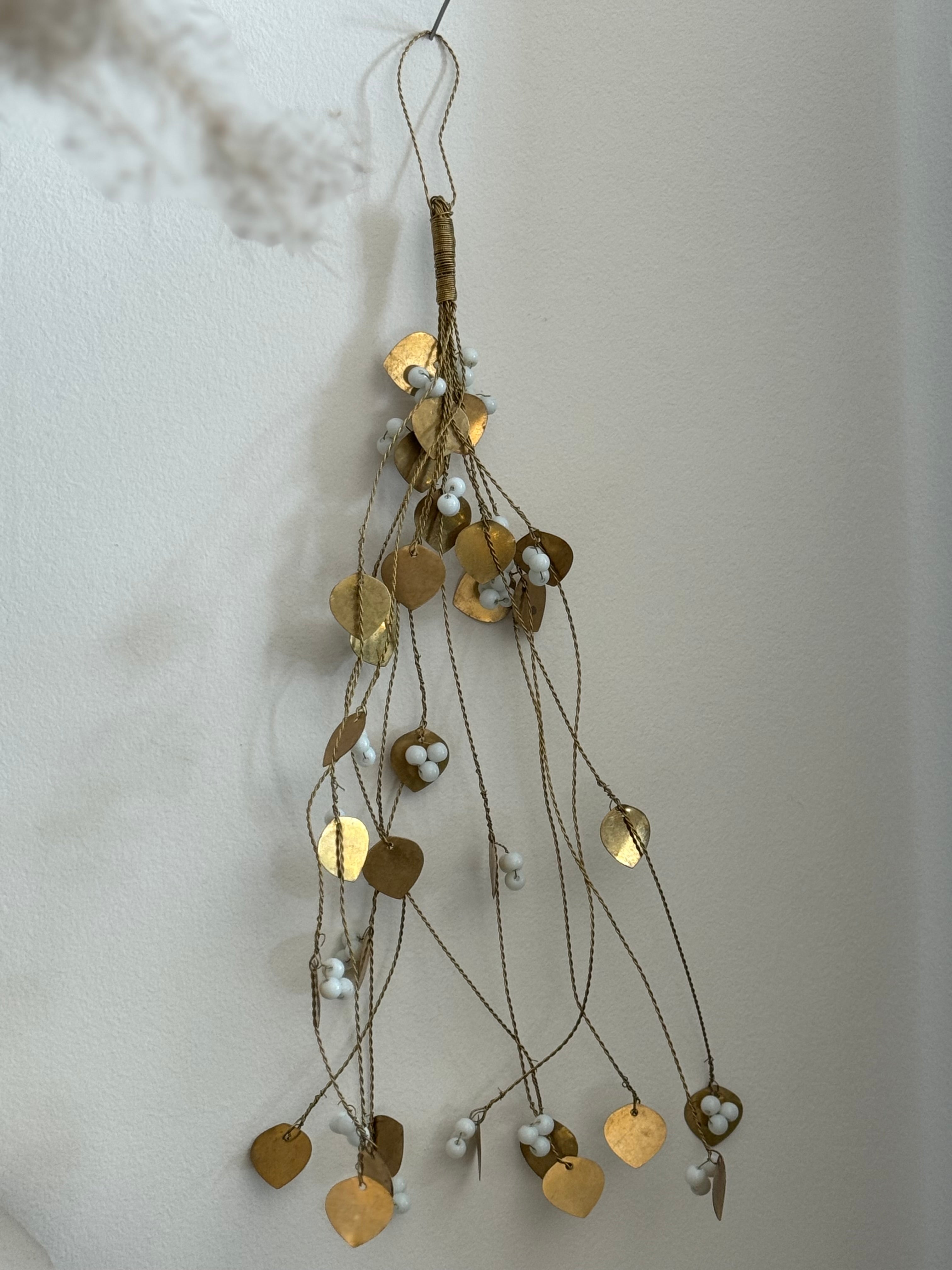 Branche de gui dorée perles blanches