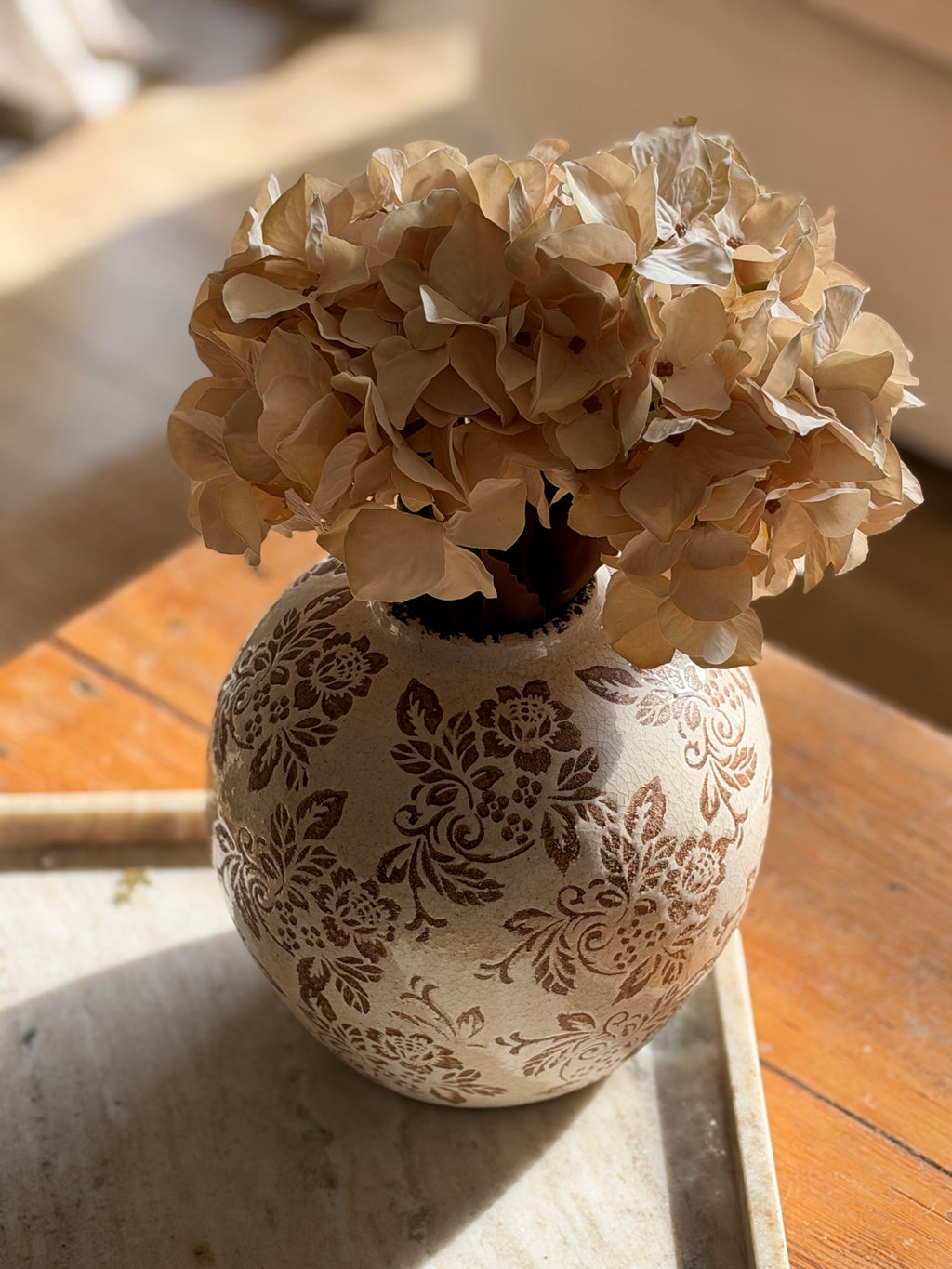 Vase fleuri marron boule