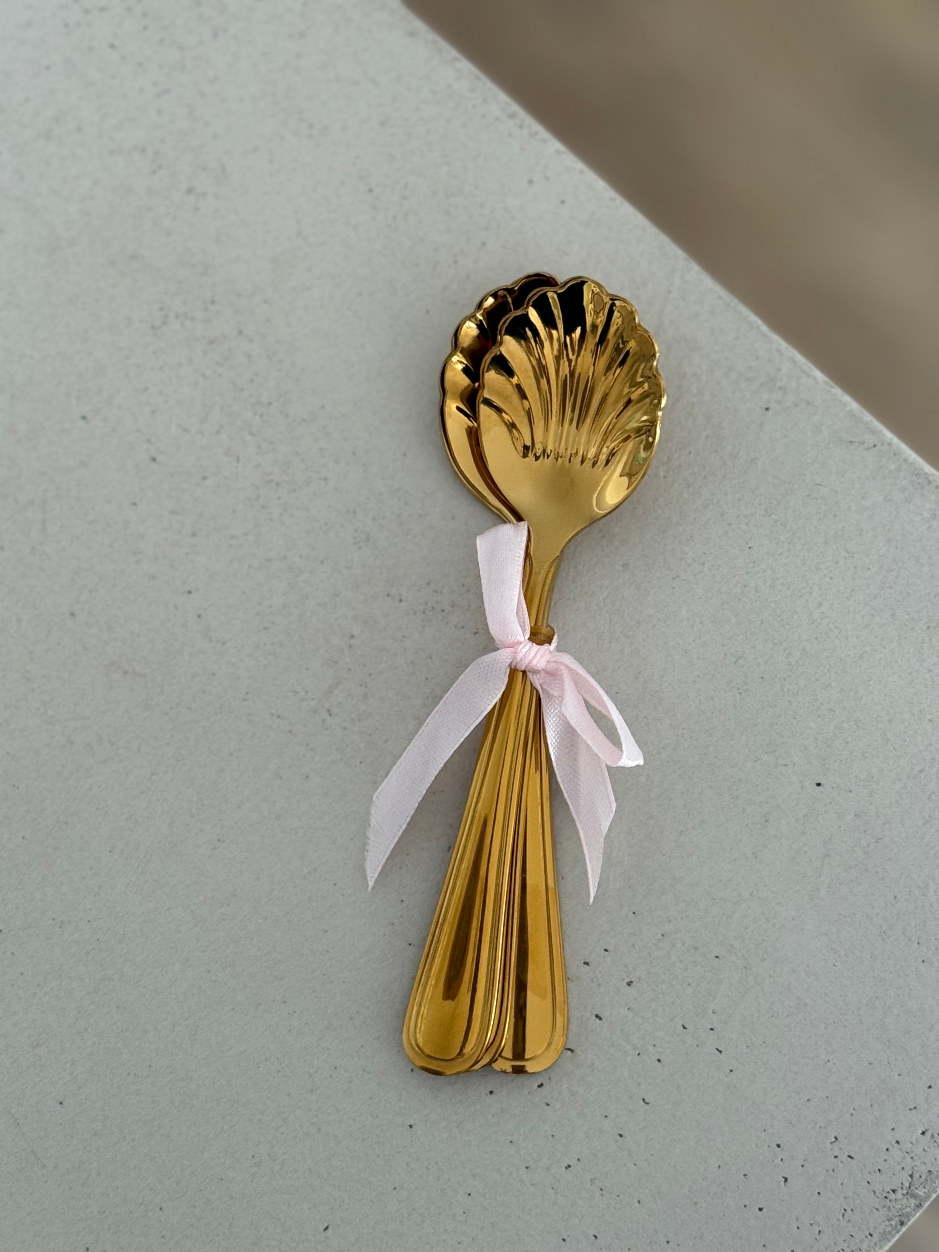 Lot de 4 cuillères dorées coqui