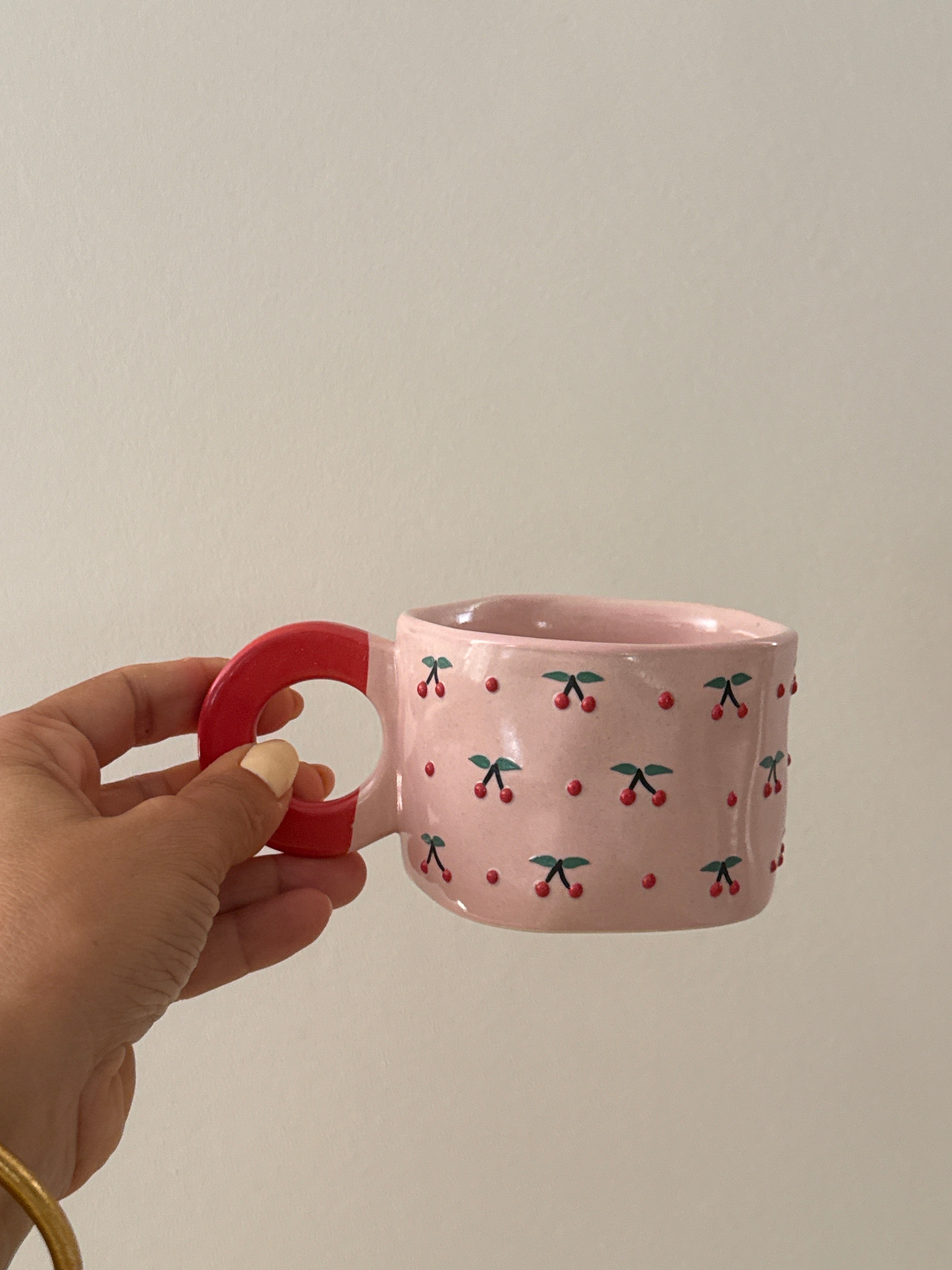 Tasse en céramique cerises