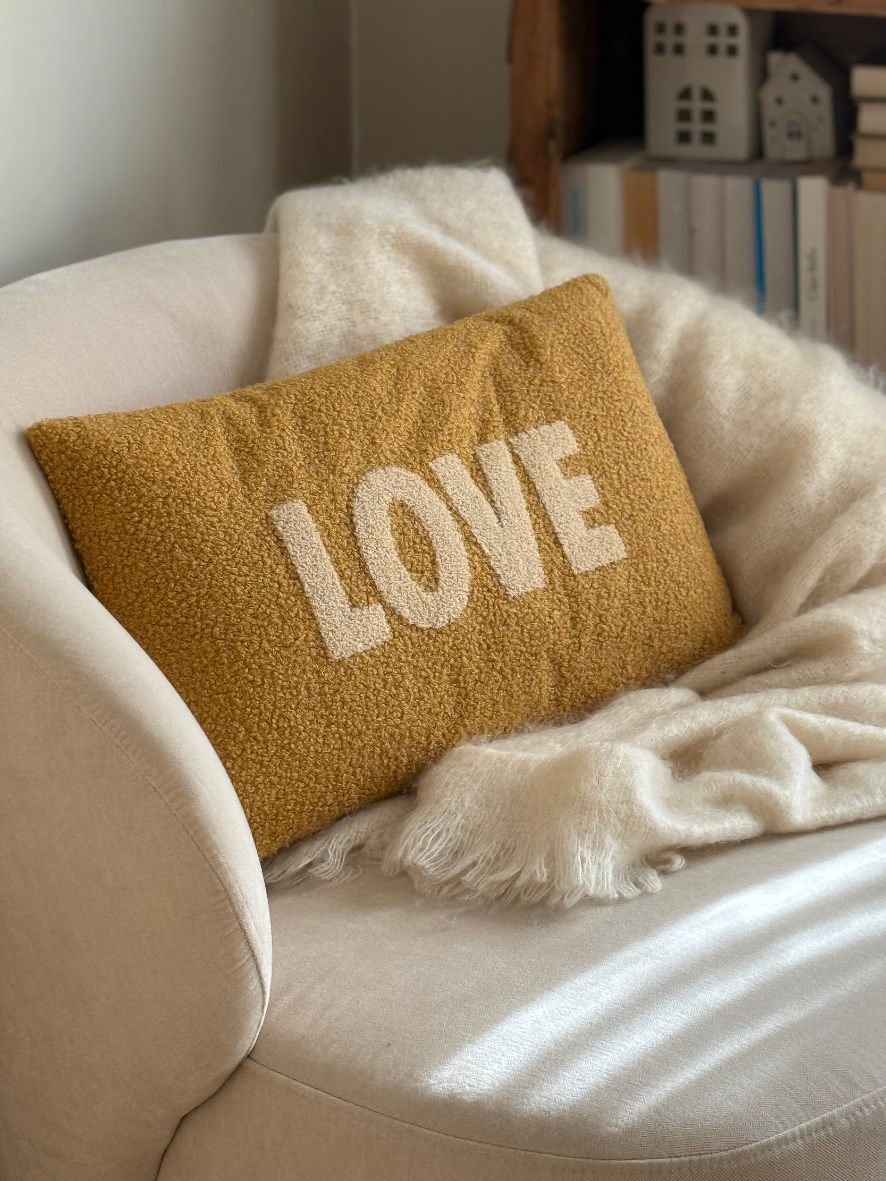 Coussin bouclettes LOVE