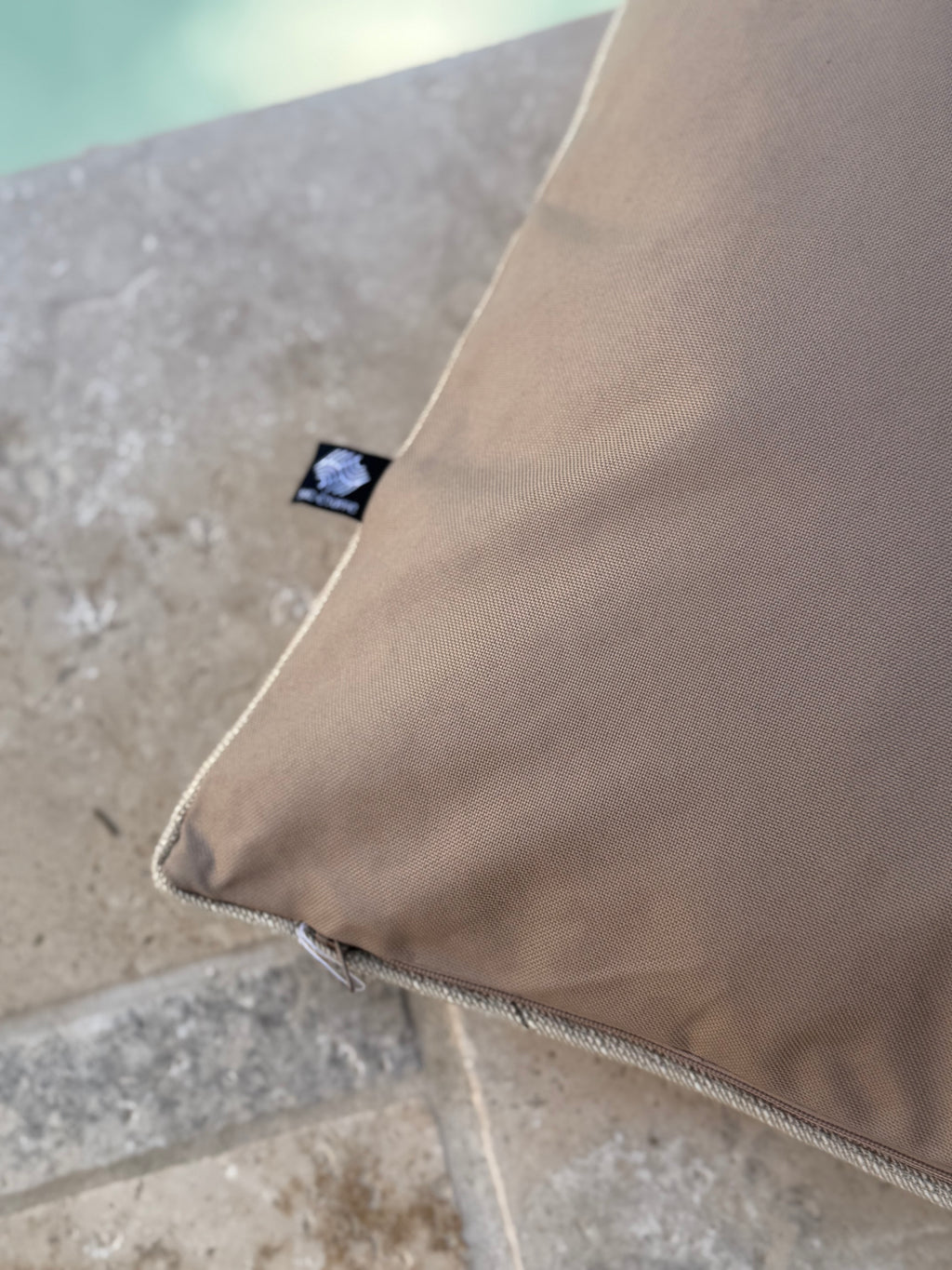 Coussin carré beige extérieur