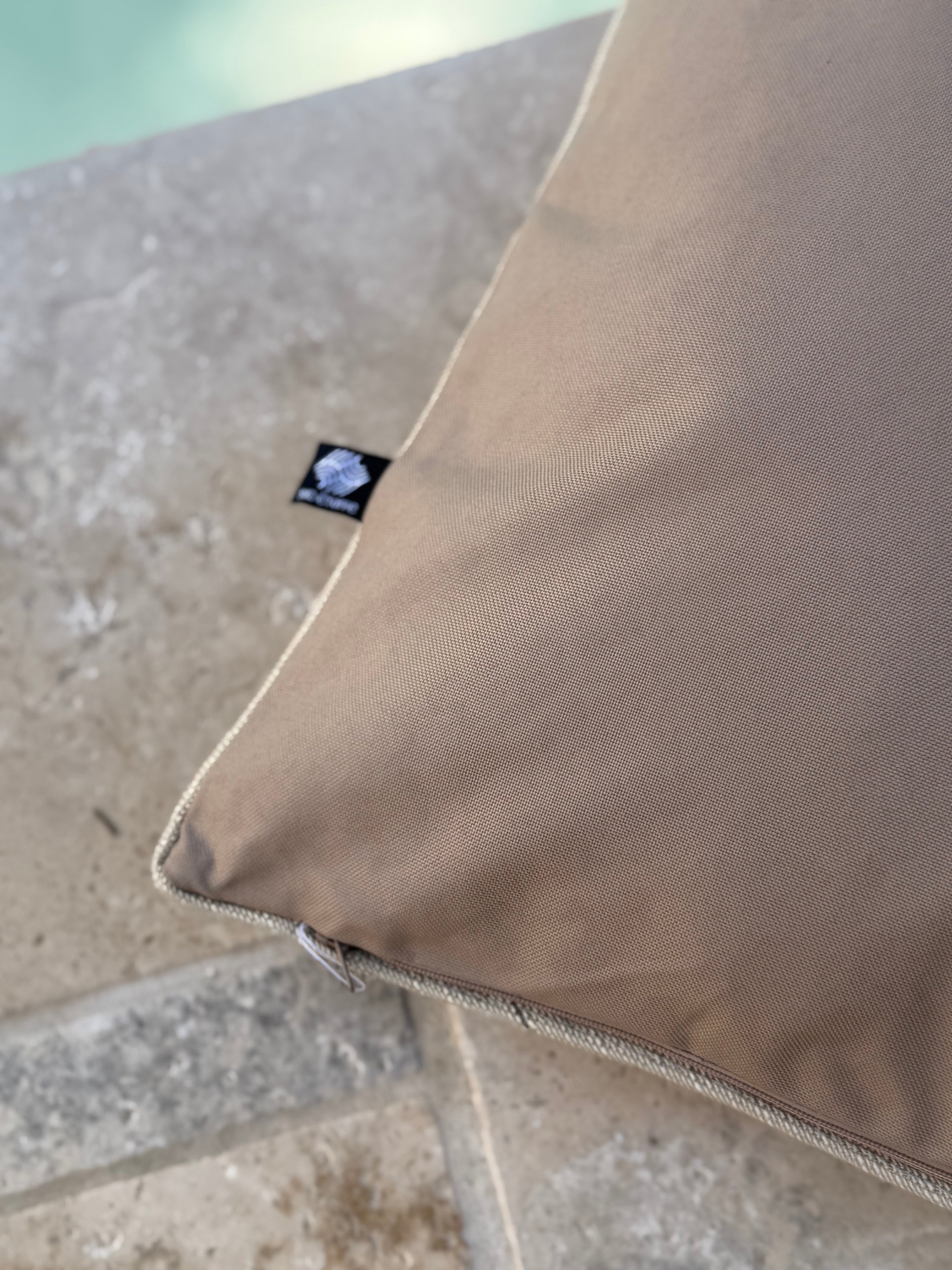 Coussin carré beige extérieur