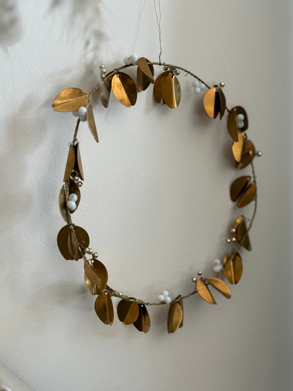 Couronne en laiton doré et perles blanches