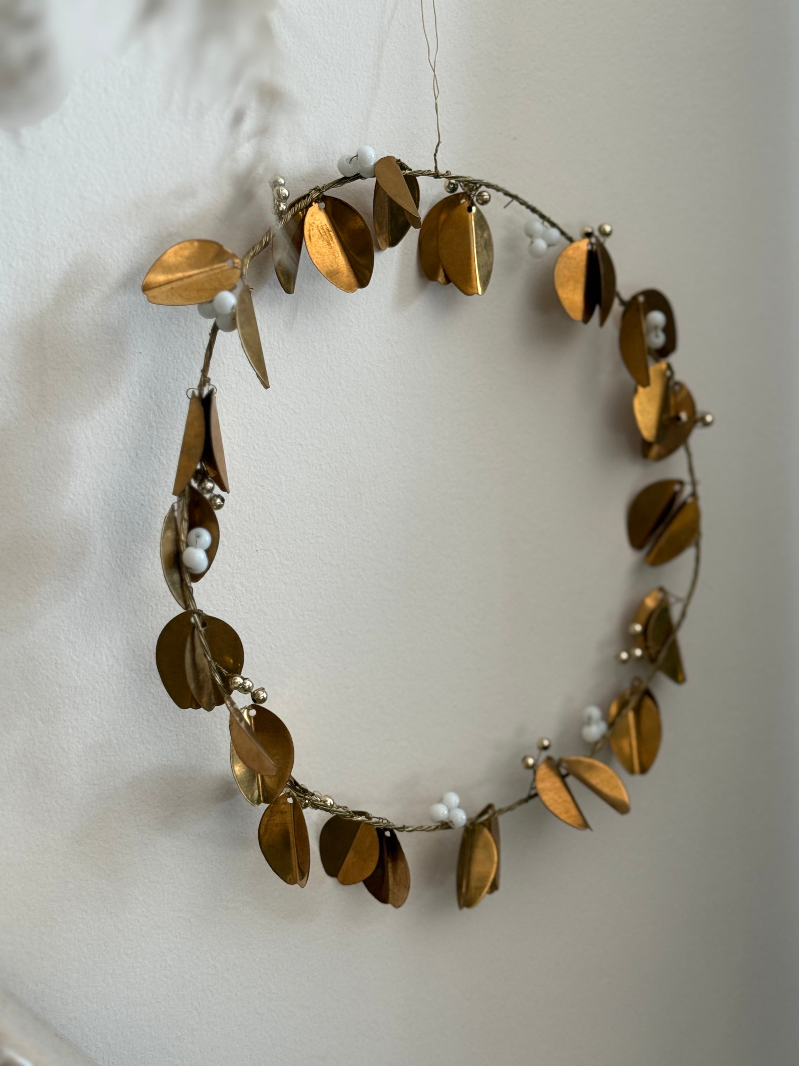 Couronne en laiton doré et perles blanches