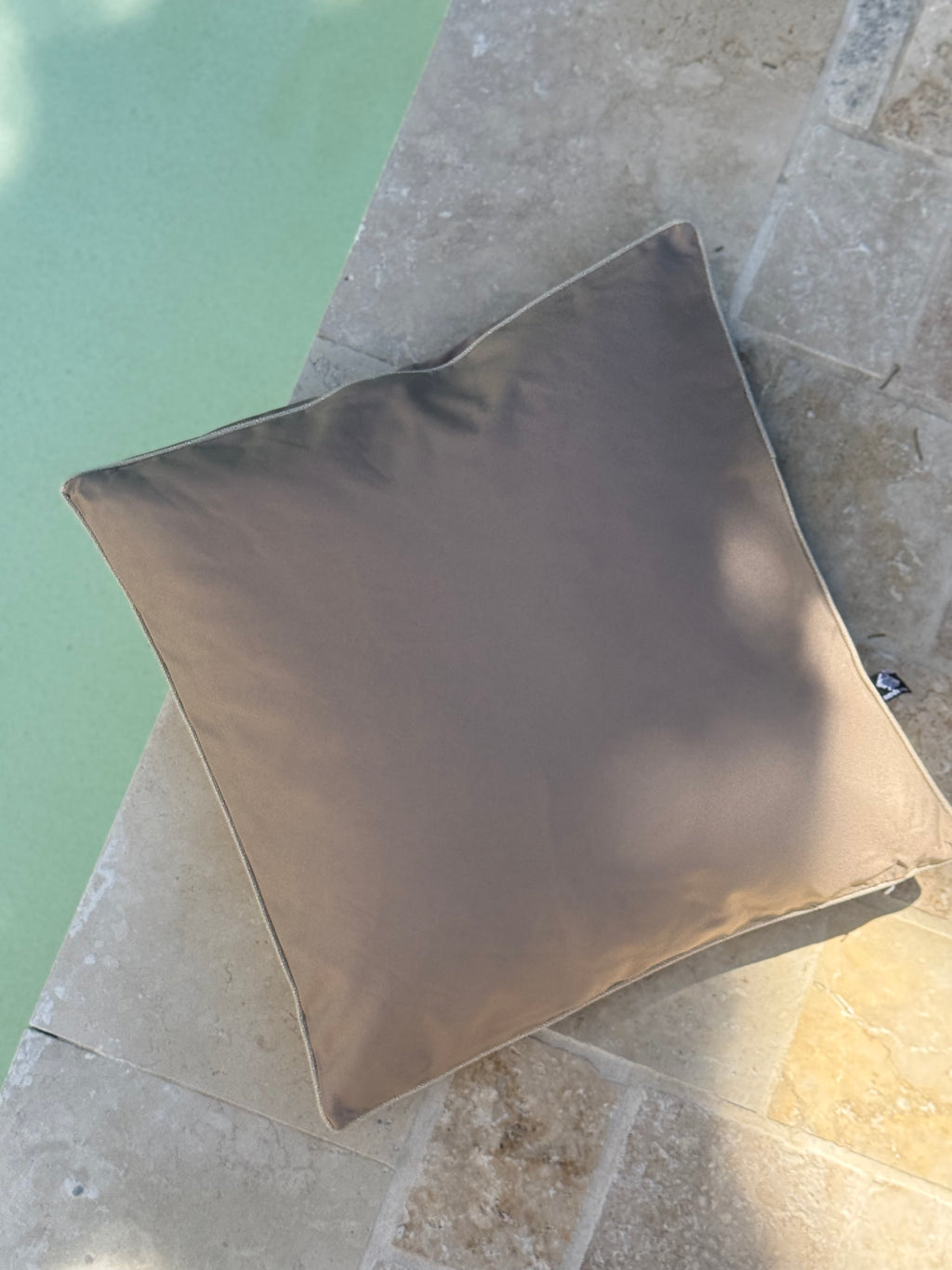 Coussin carré beige extérieur