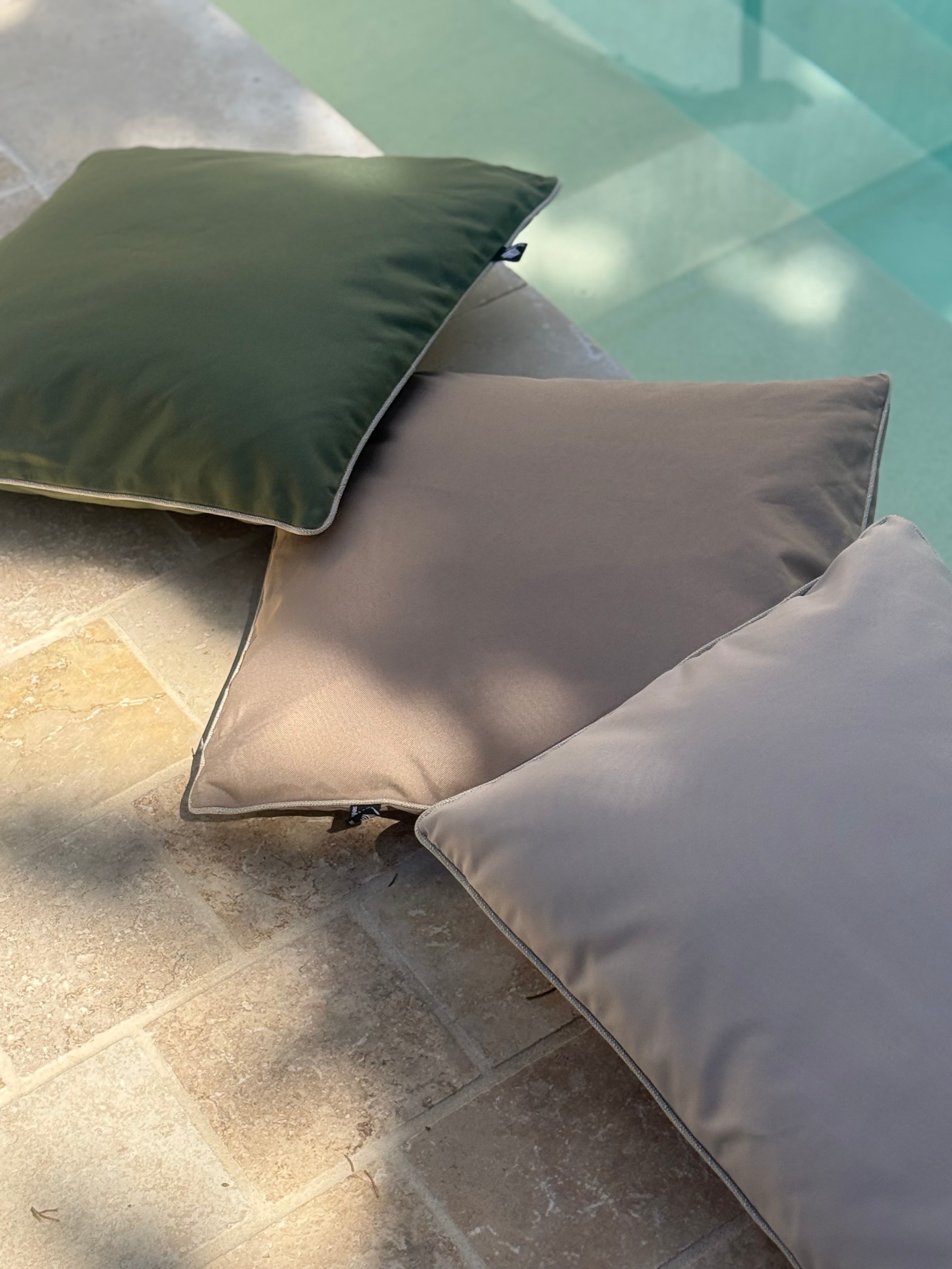 Coussin carré beige extérieur