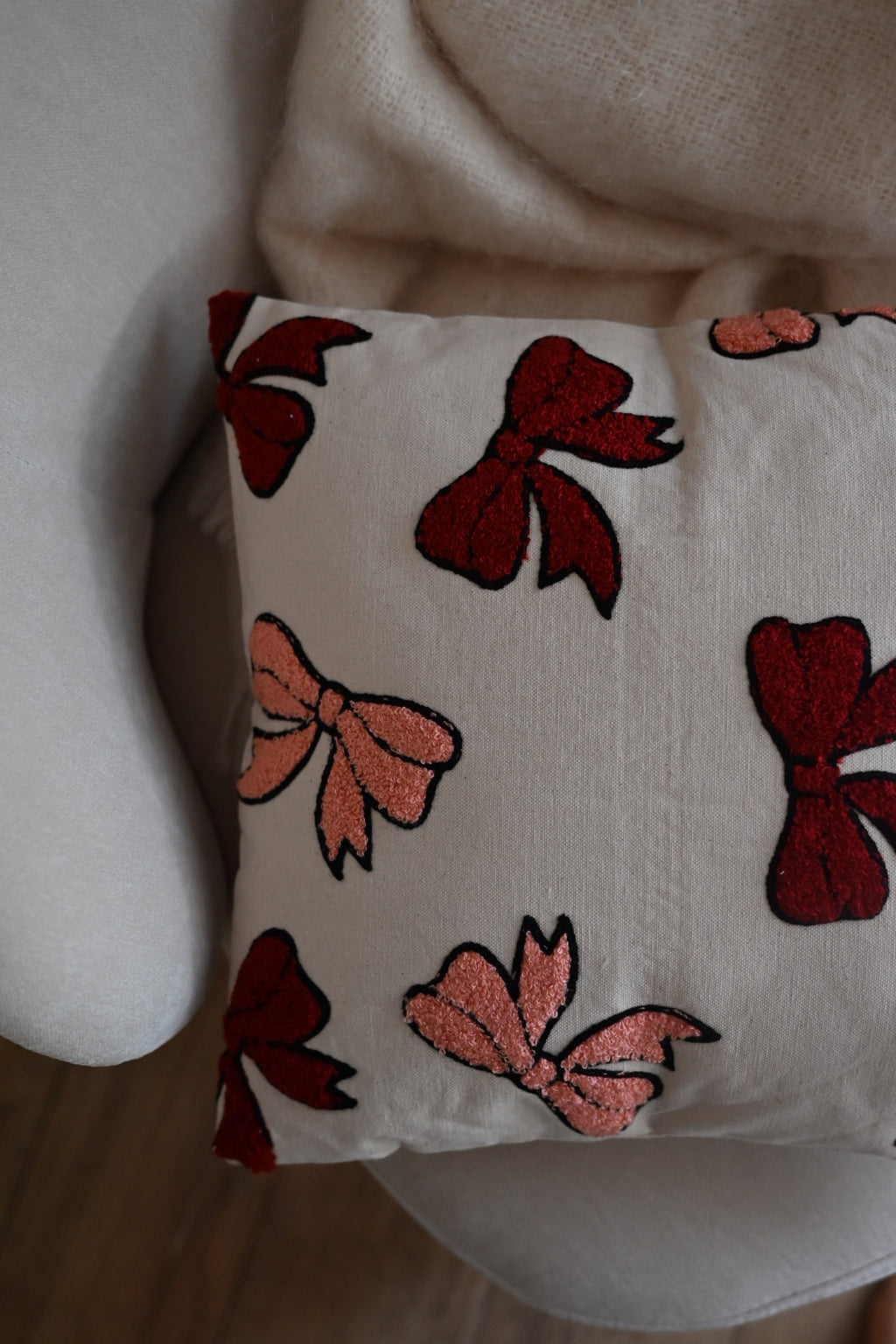 Coussin carré petits noeuds brodés