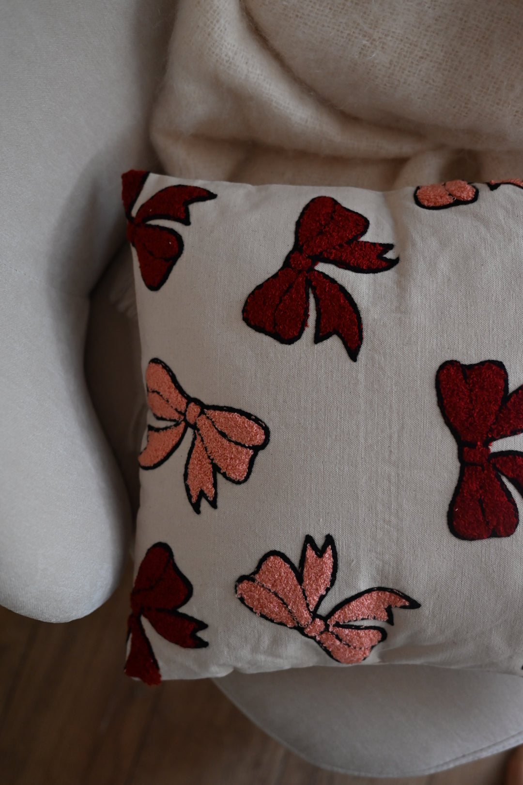 Coussin carré petits noeuds brodés