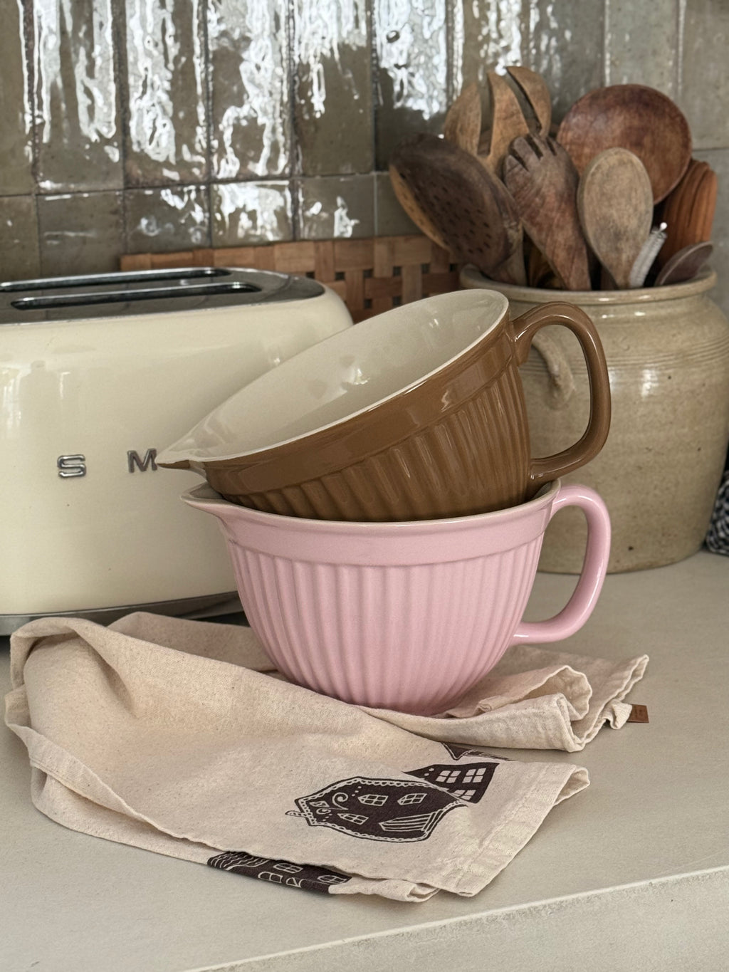 Bol à pâtisserie rose