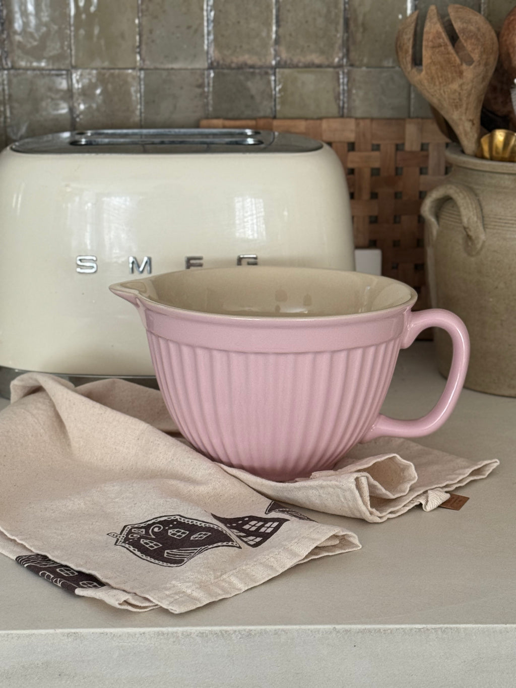 Bol à pâtisserie rose